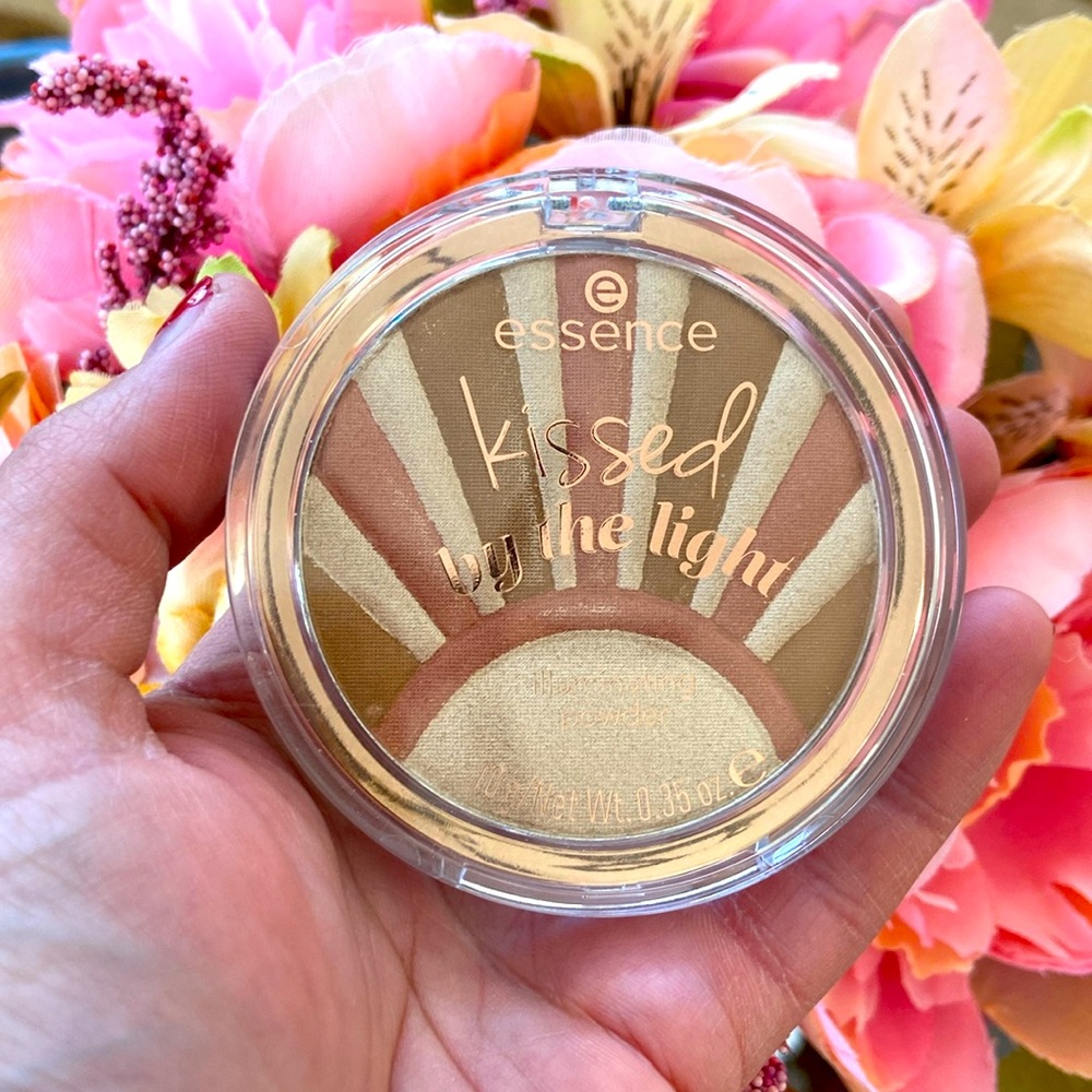 Essence kissed by the light illuminating powder